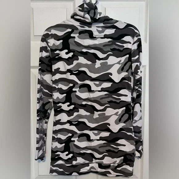 Lily & Lottie Black And White Camo Cowl Neck Medium - Picture 3 of 4